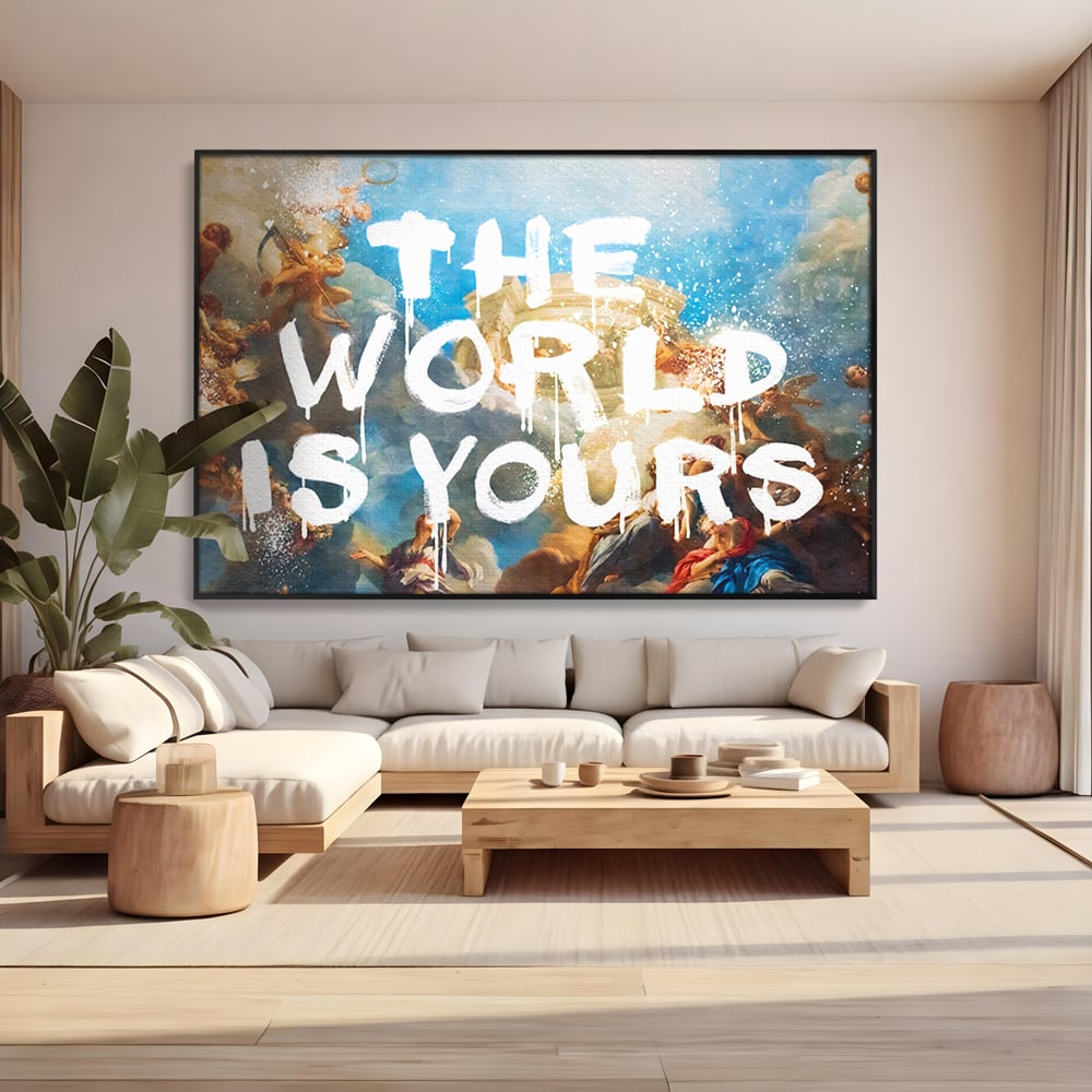 Tablou canvas cu pictura renascentista cu text alb, in rama de aluminiu negru, pe perete intr-un living
